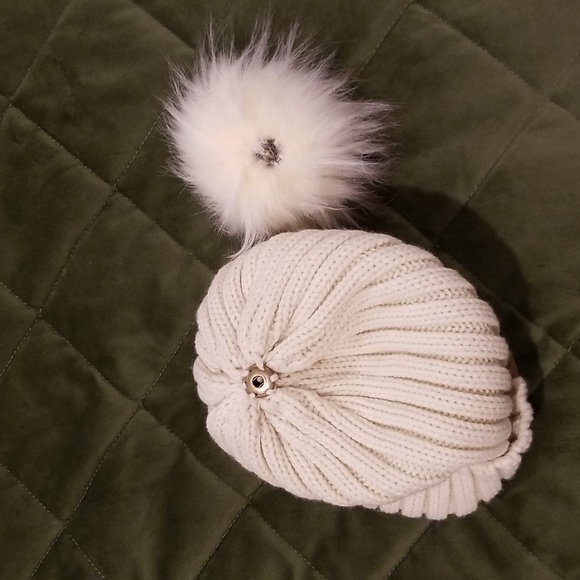 FURTALK Women Winter knitted beanie hat ivory color with removable faux fur pom - Picture 4 of 8